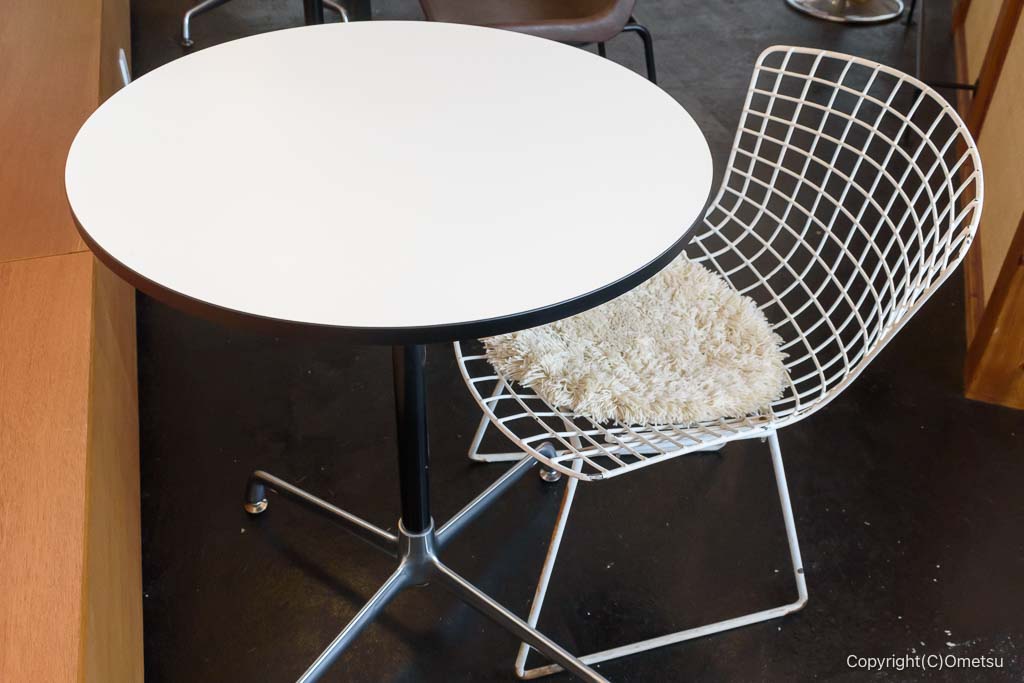 福生のブックカフェ・Cha Cha Cha Booksの椅子とテーブル