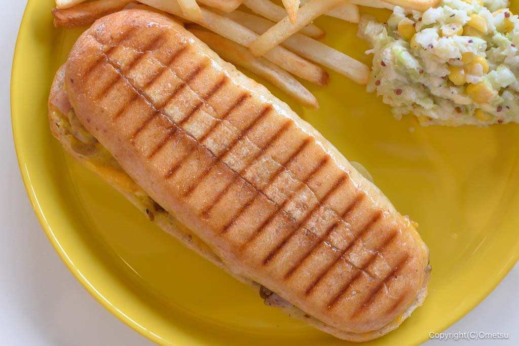 福生のブックカフェ・Cha Cha Cha Booksの、キューバサンドの焦げ目