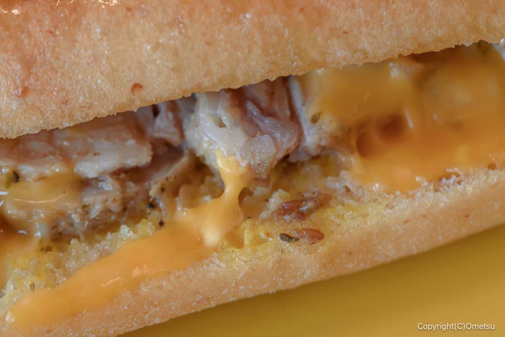 福生のブックカフェ・Cha Cha Cha Booksの、キューバサンドのチーズ