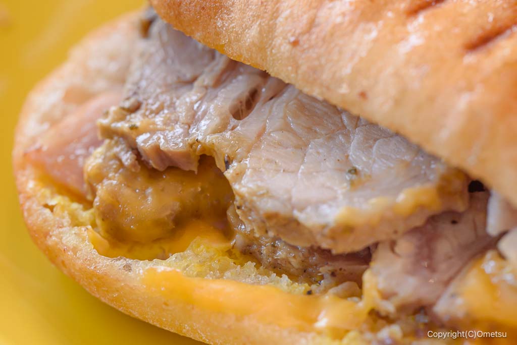 福生のブックカフェ・Cha Cha Cha Booksの、キューバサンドのローストホモポーク