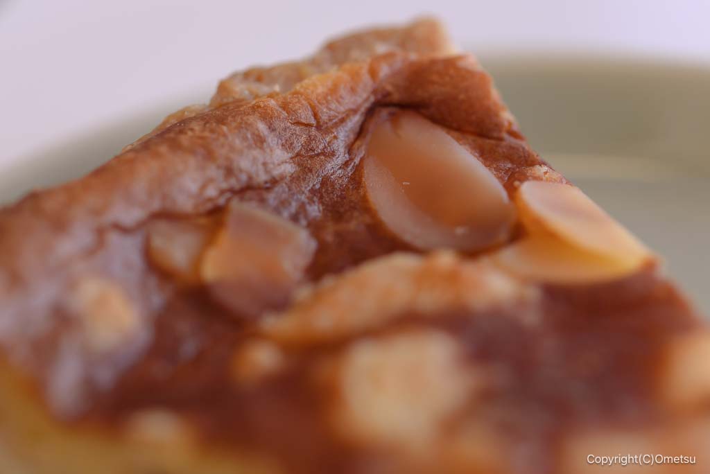 福生のブックカフェ・Cha Cha Cha Booksの、チーズケーキのアーモンド