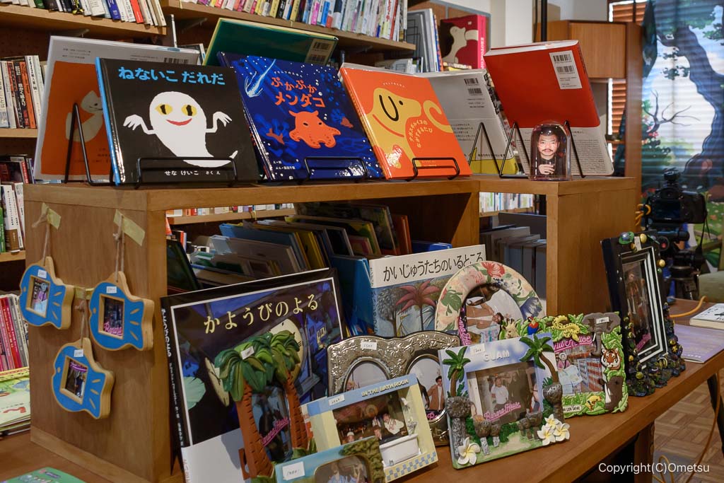 福生のブックカフェ・Cha Cha Cha Booksの、絵本コーナー