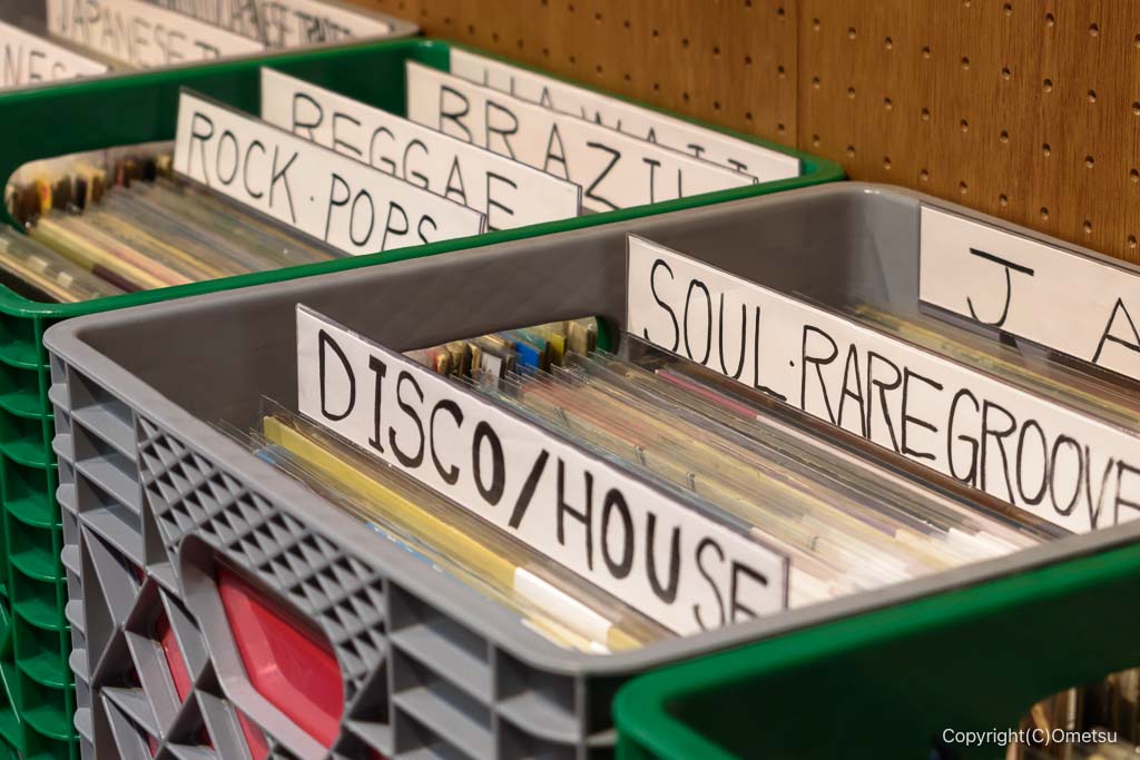 福生のブックカフェ・Cha Cha Cha Booksの、レコードコーナー