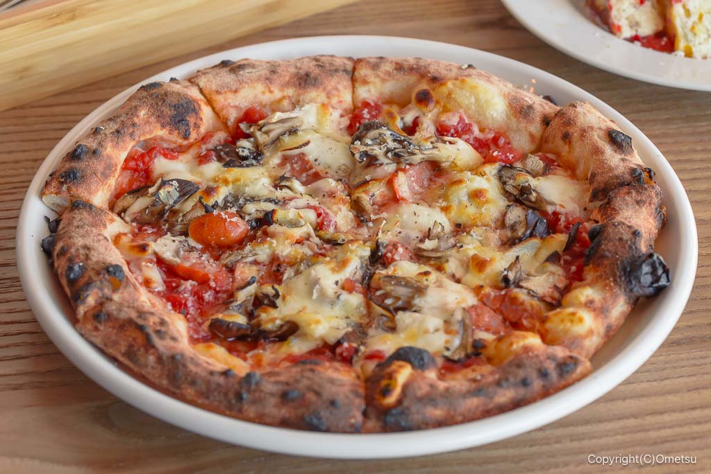 青梅市・河辺のCapital cafe kitchenの、チェリソーとキノコのピッツァ