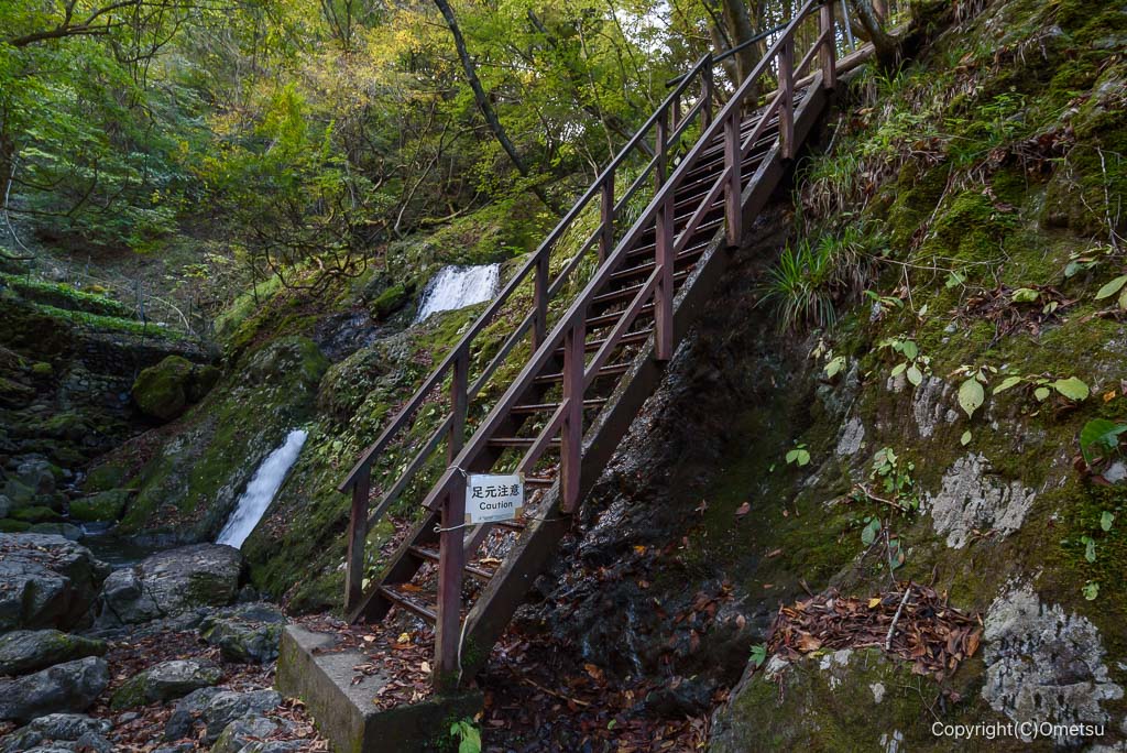 奥多摩町・三ツ釜の滝付近の鉄梯子
