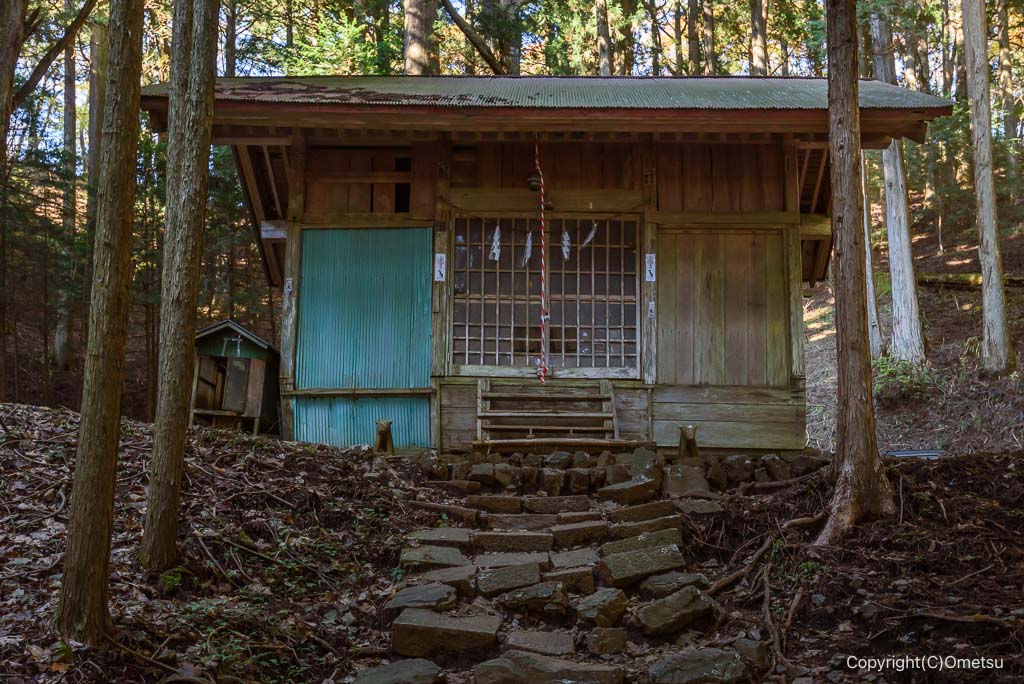 檜原村・大岳山直下の、大嶽神社・拝殿