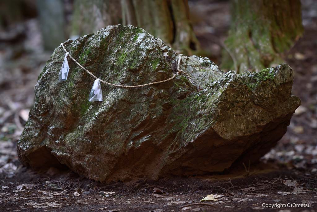 檜原村・大岳山直下の、大嶽神社の、鬼源兵衛の大石