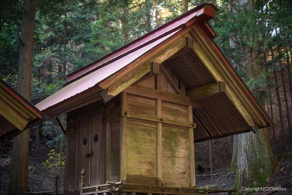 檜原村・大岳山直下の、大嶽神社の、本殿