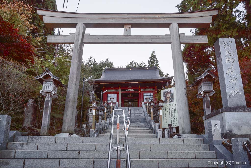 青梅市、武蔵御嶽神社・随身門