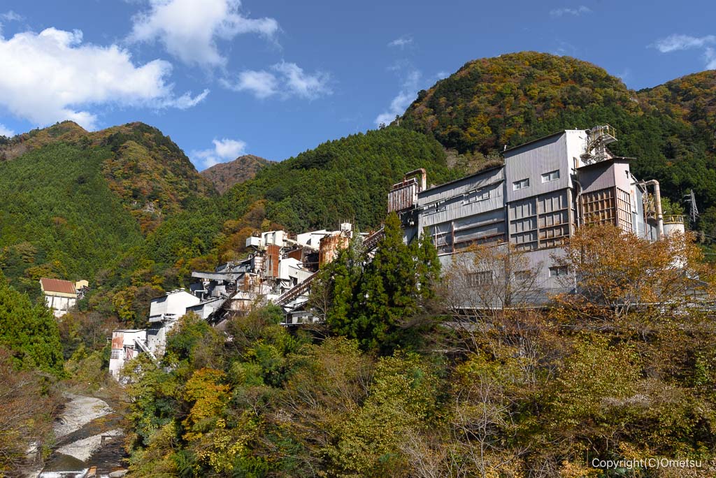 奥多摩町・北氷川橋からの、セメント工場と本仁田山