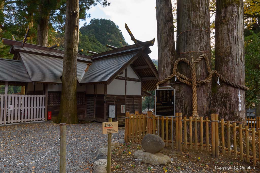 奥多摩・奥氷川神社の社殿と、三本杉と、愛宕山