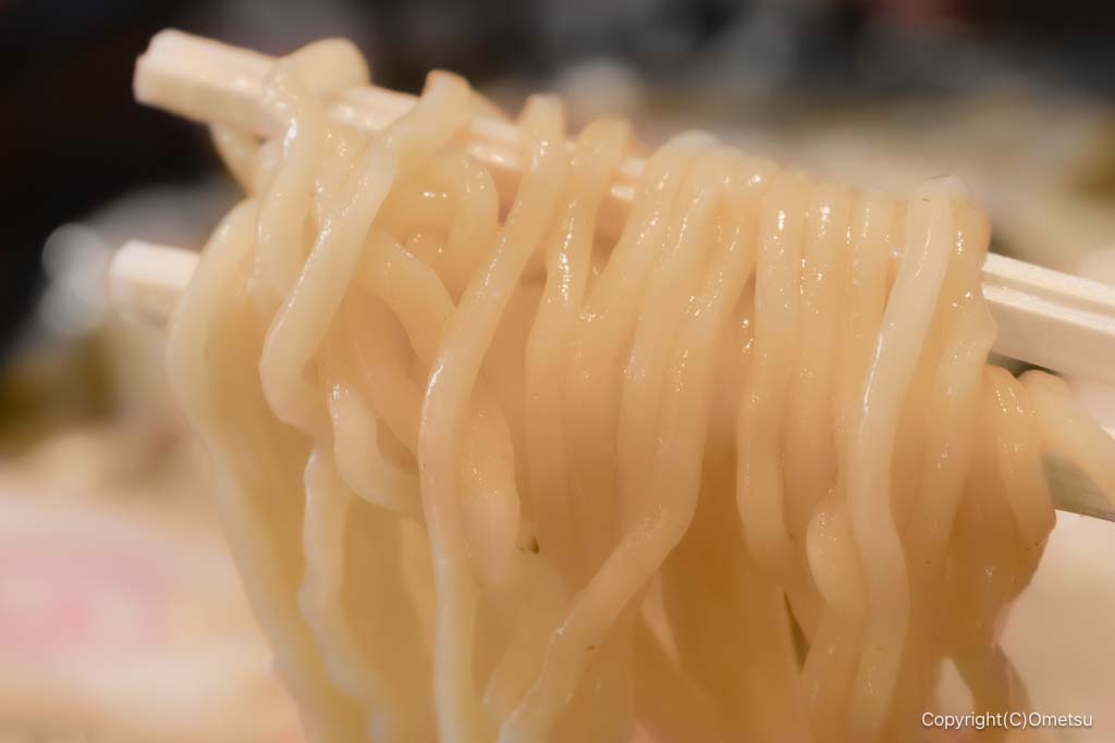 麺や独歩 拝島駅前店の、中細麺