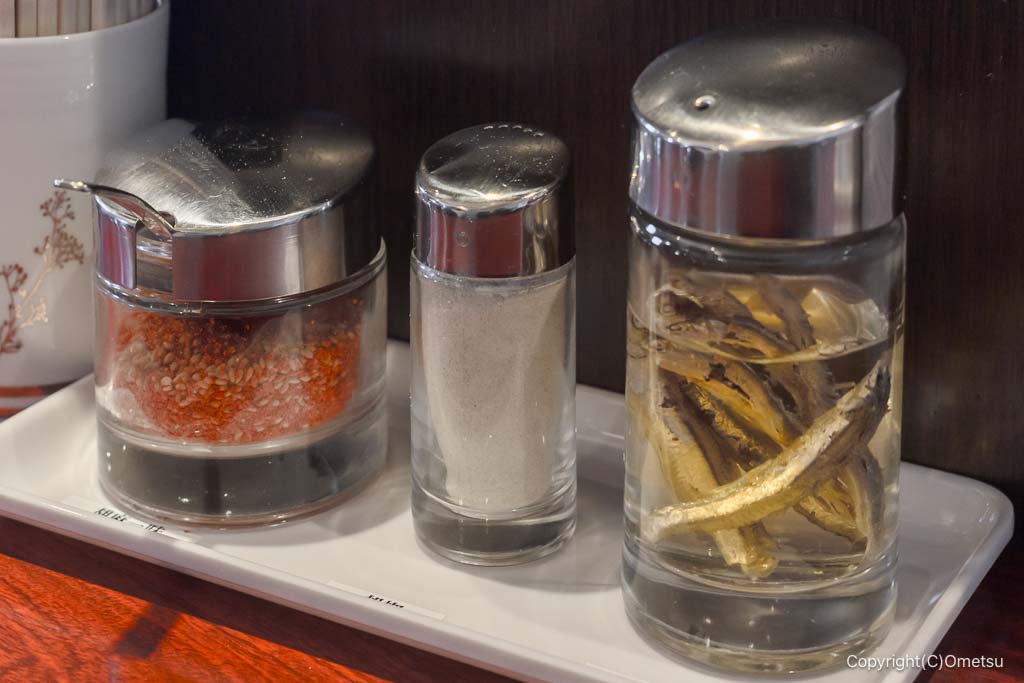 麺や独歩 拝島駅前店の、卓上調味料