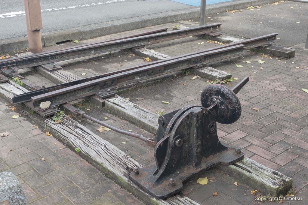 昭島市・中込引込線通り・分岐点の、レールと転轍機（ポイント変換機）