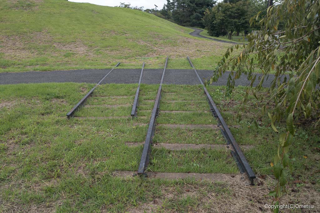 昭島市・むさしの公園の、立川基地・線路のモニュメント