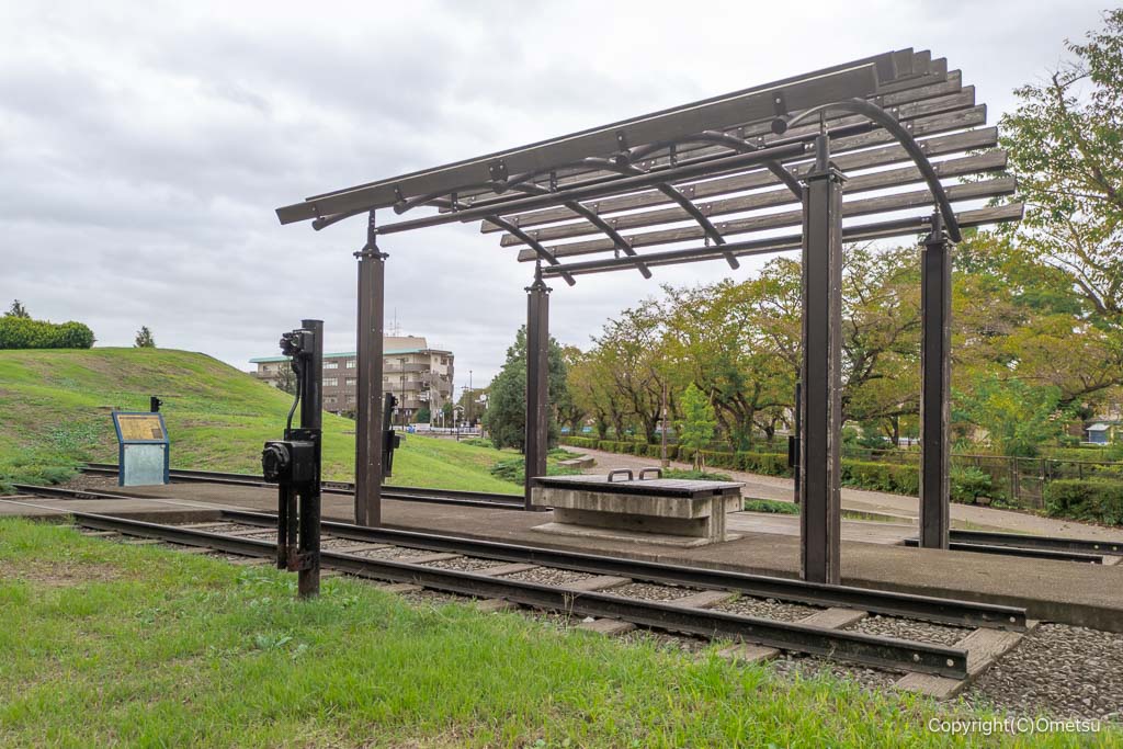 昭島市・むさしの公園の、立川基地・線路終着点のモニュメント