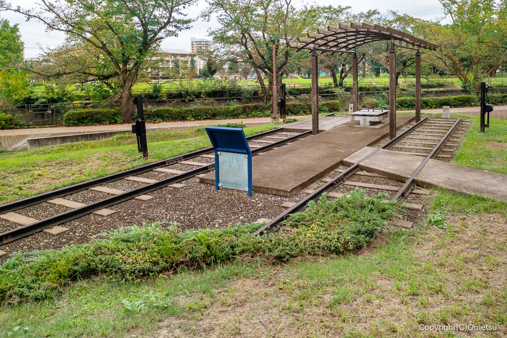 昭島市・むさしの公園の、立川基地・線路終着点のモニュメントの、線路