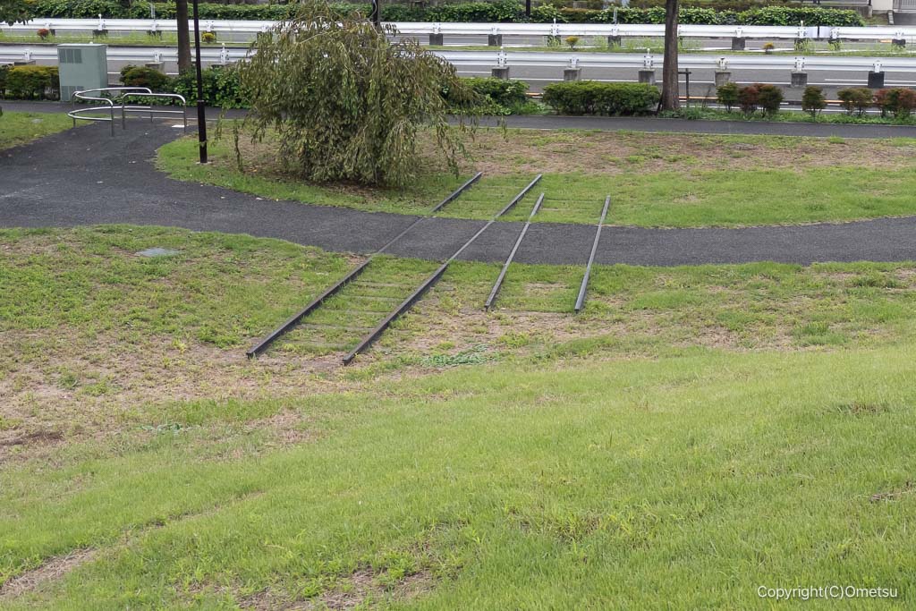 昭島市・むさしの公園の、立川基地・線路のモニュメント