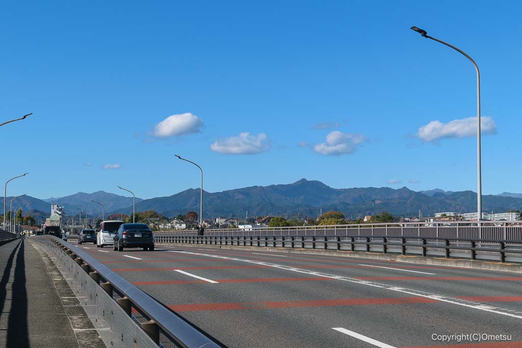 福生市・五日市街道、睦橋からの大岳山