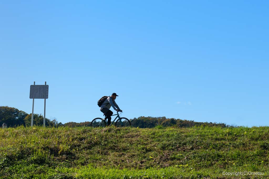 多摩川サイクリングロードの土手