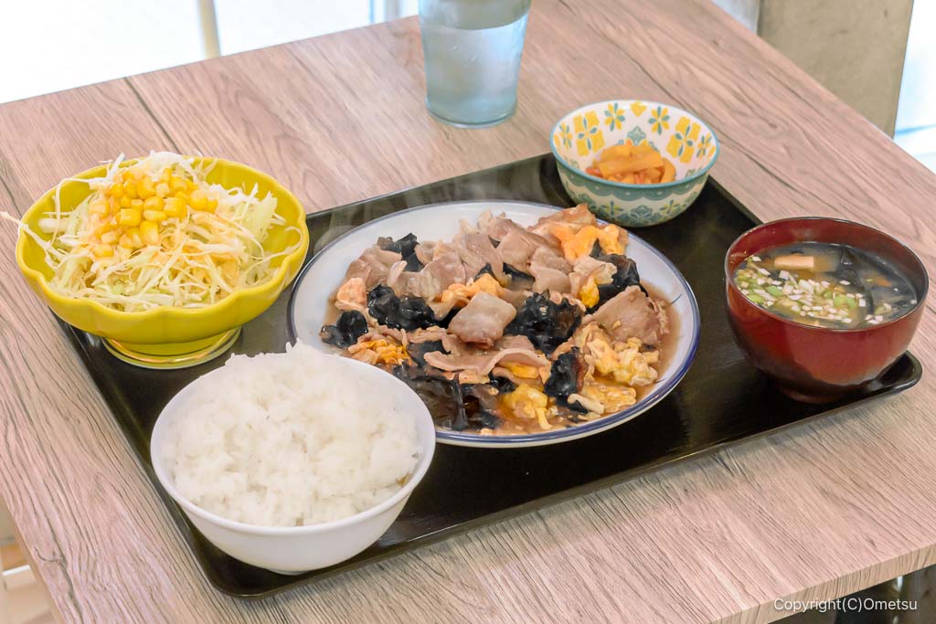 青梅市・河辺のラッキー食堂の、豚肉とキクラゲと卵炒め定食