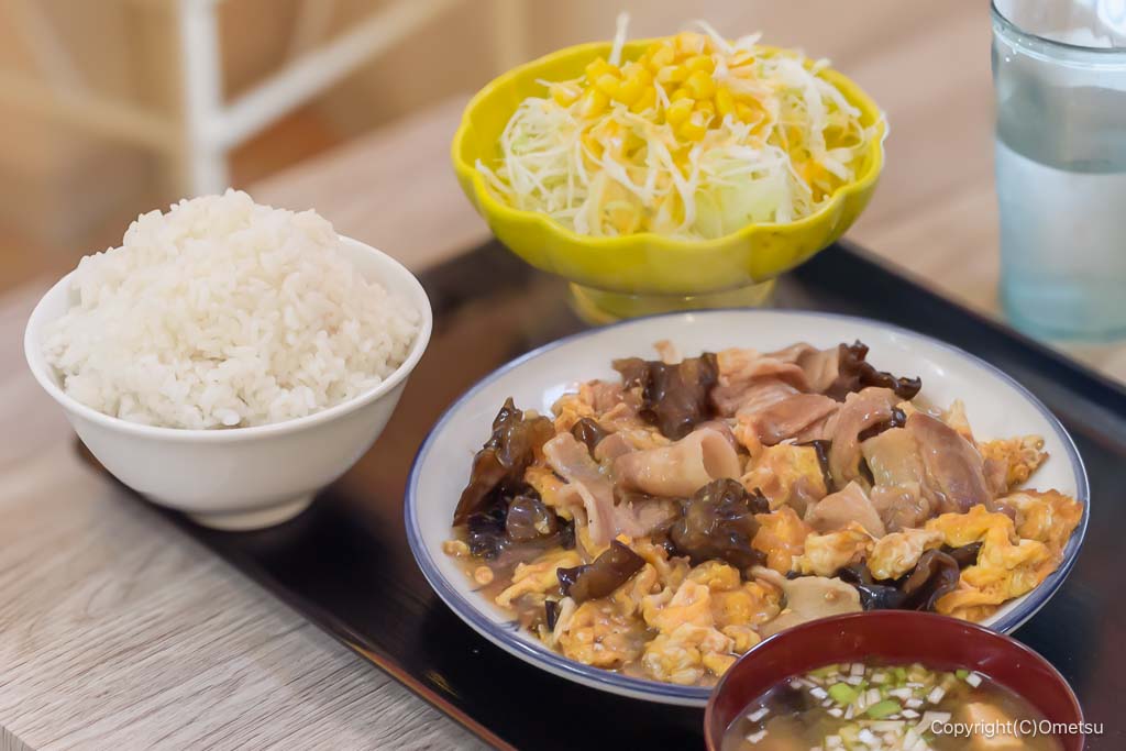 青梅市・河辺のラッキー食堂の、サラダとご飯