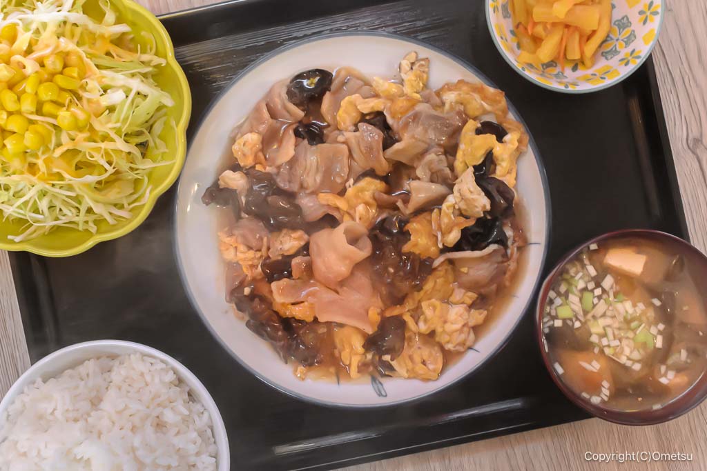 青梅市・河辺のラッキー食堂の、豚肉とキクラゲと卵炒め定食