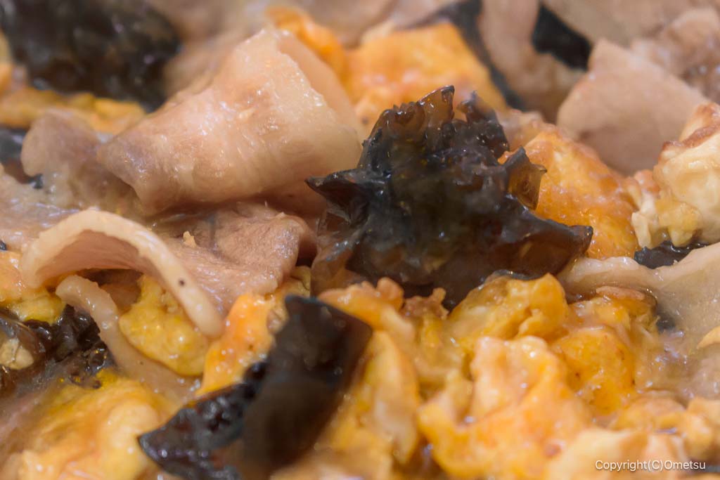 青梅市・河辺のラッキー食堂の、豚肉とキクラゲと卵炒め