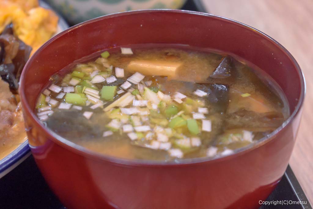 青梅市・河辺のラッキー食堂の、味噌汁