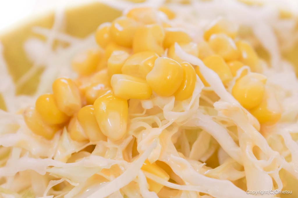 青梅市・河辺のラッキー食堂の、サラダのコーン