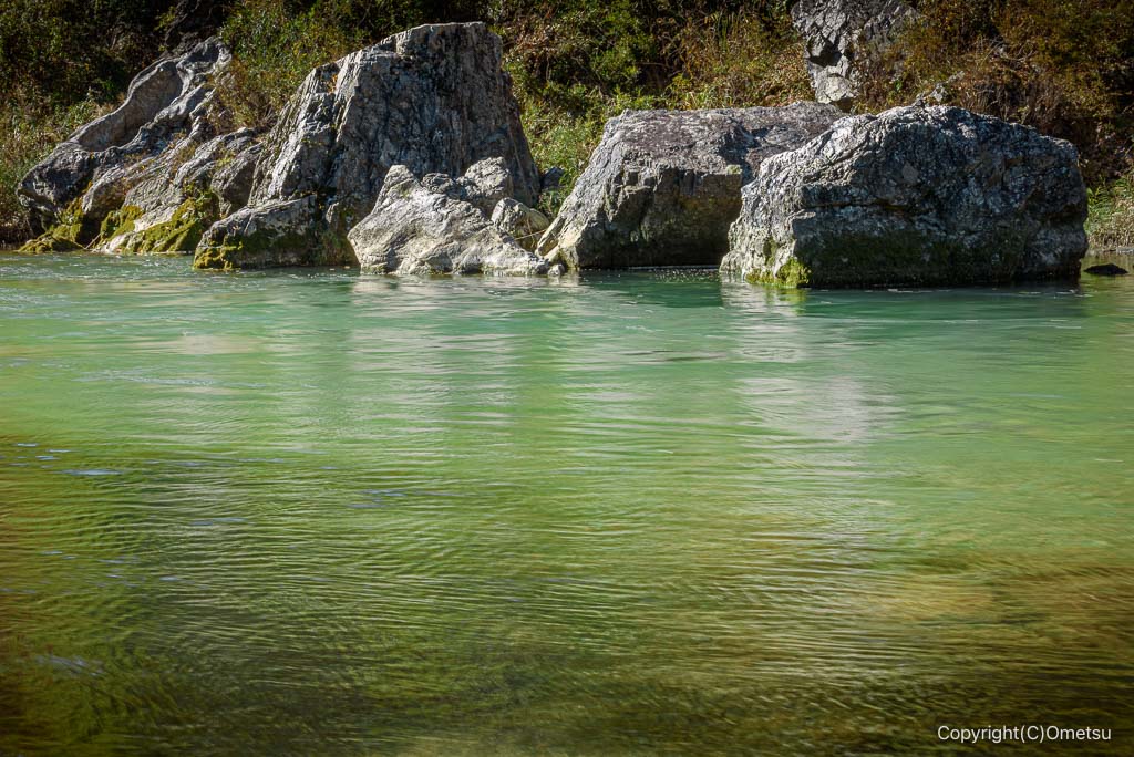 青梅・御岳渓谷の、岩と清流