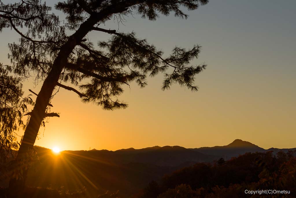 青梅丘陵ハイキングコースの、金比羅神社からの、大岳山と夕日