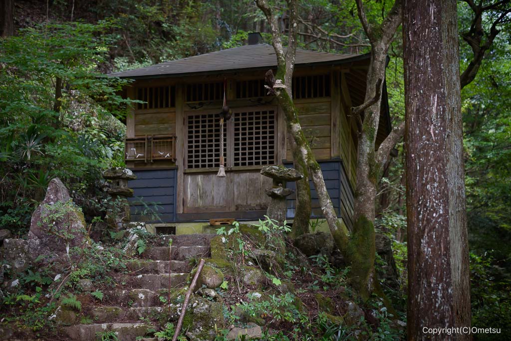 日の出山登山口の、不動尊