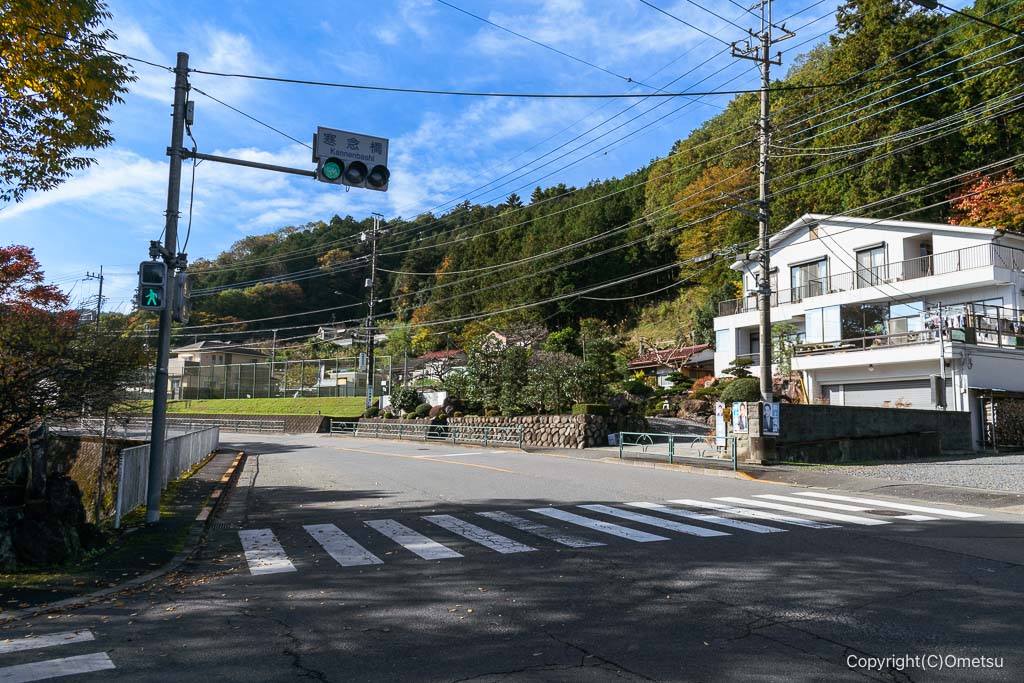 青梅・黒沢石灰採掘場付近の、寒念橋交差点