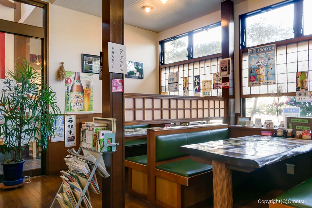 拝島・あづま家の店内