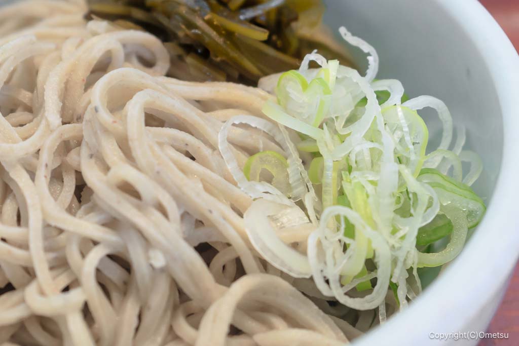拝島・あづま家の、セットの、ぶっかけ蕎麦のネギ