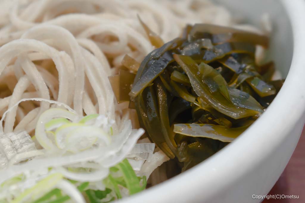 拝島・あづま家の、セットの、ぶっかけ蕎麦の昆布