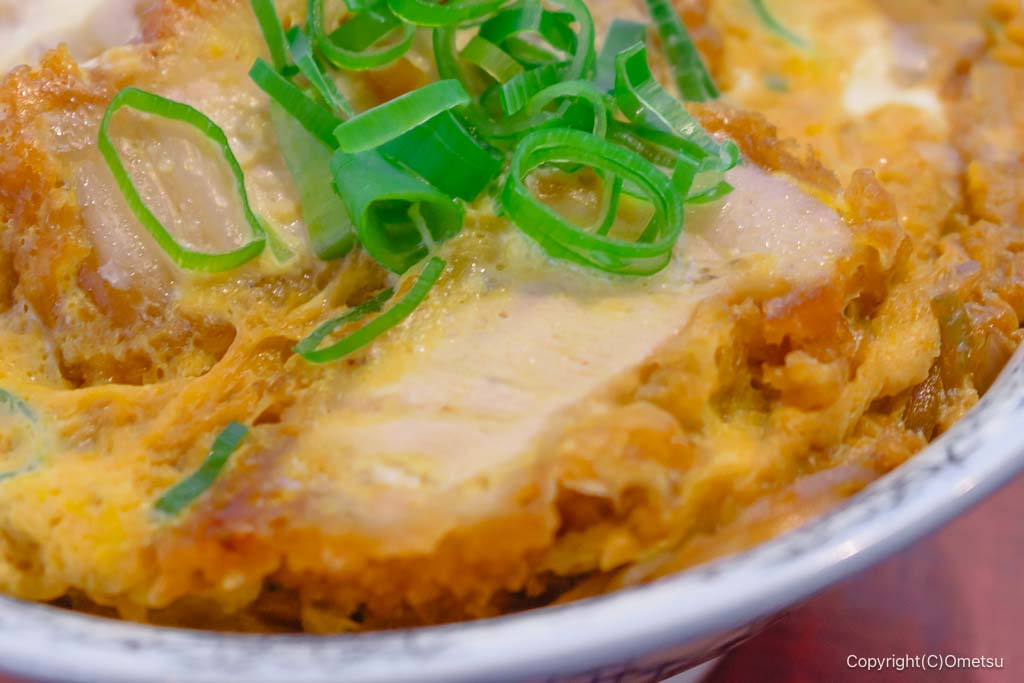 拝島・あづま家の、カツ丼の肉