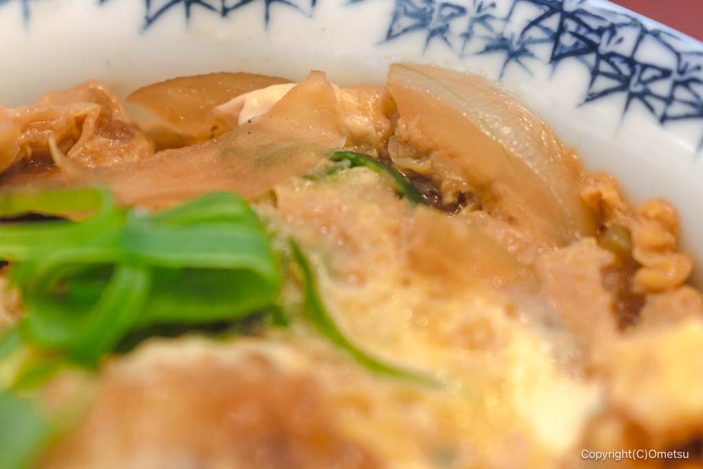 拝島・あづま家の、カツ丼のタマネギ