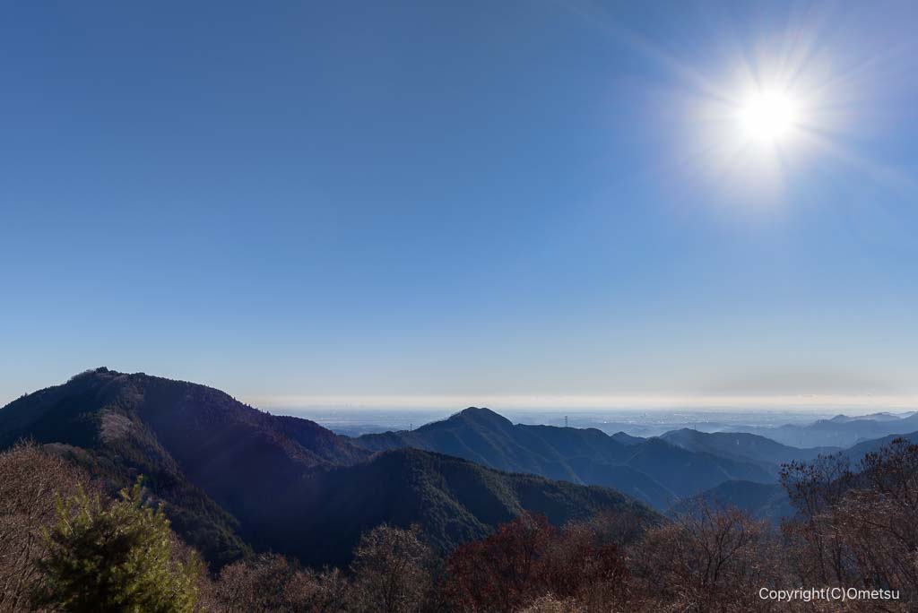 青梅市・御岳山、長尾平からの、日の出山と都心方面