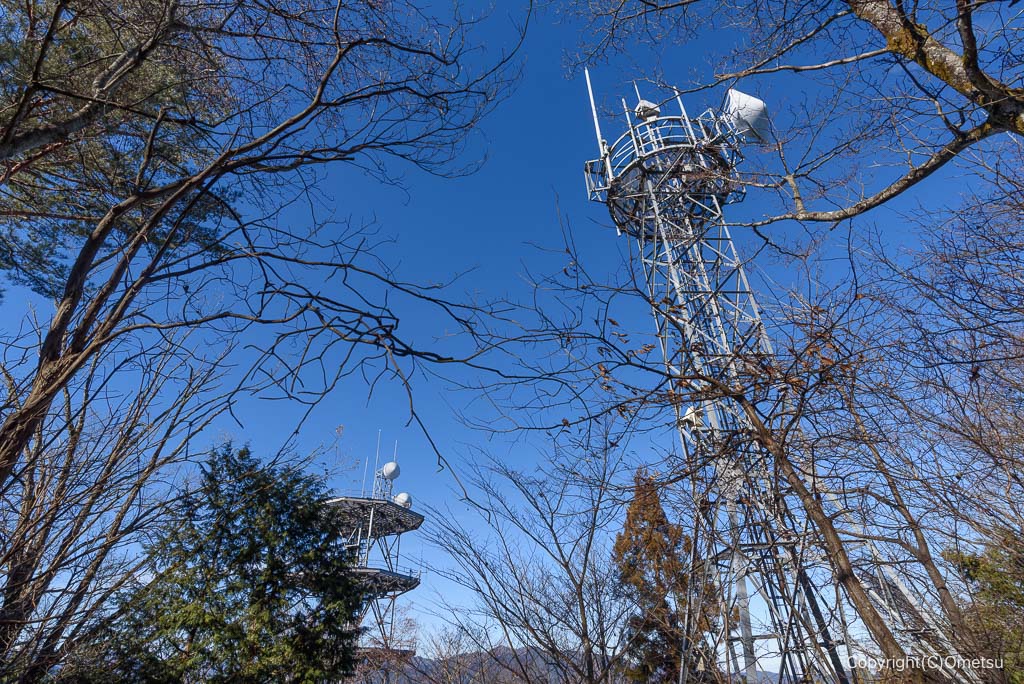 青梅市・大塚山山頂の、電波塔