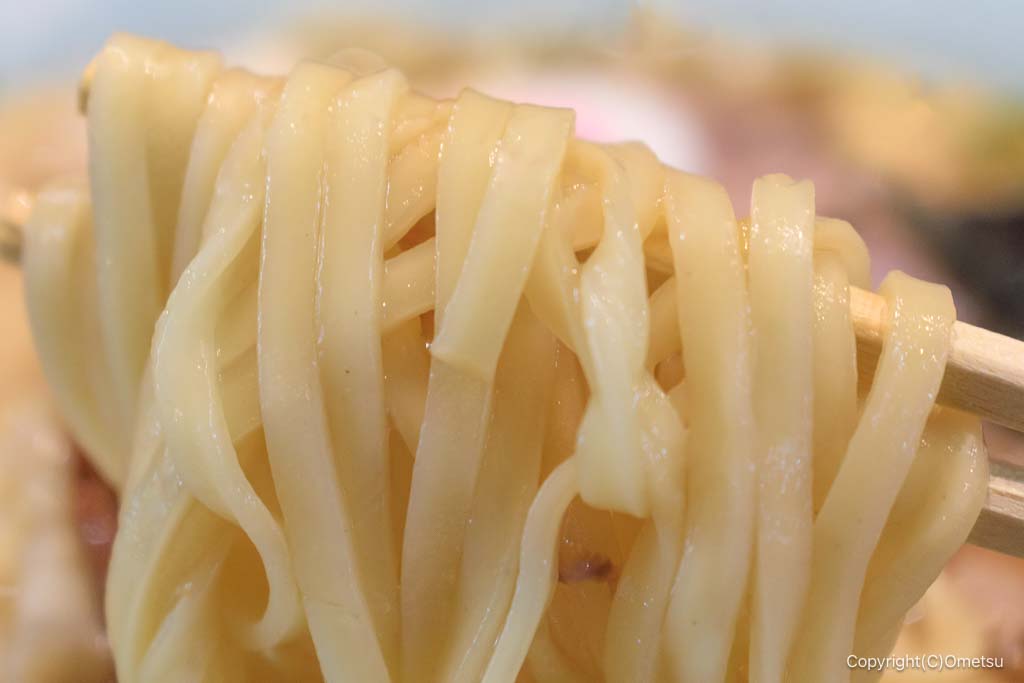 マルフル食堂  旧青梅街道店の、平打ち麺