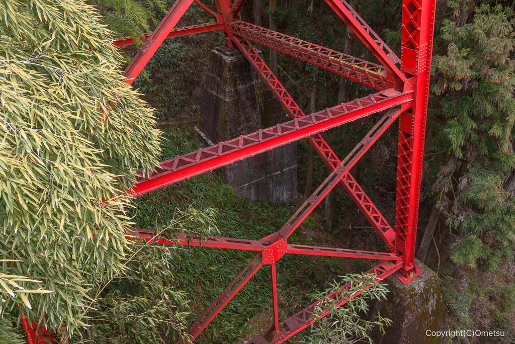 青梅線・奥沢橋梁の橋桁下部