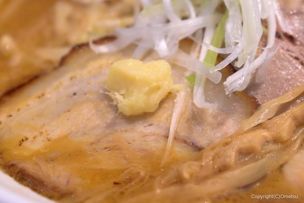 青梅 ○坊本店の、札幌みそラーメンの、チャーシューと生姜