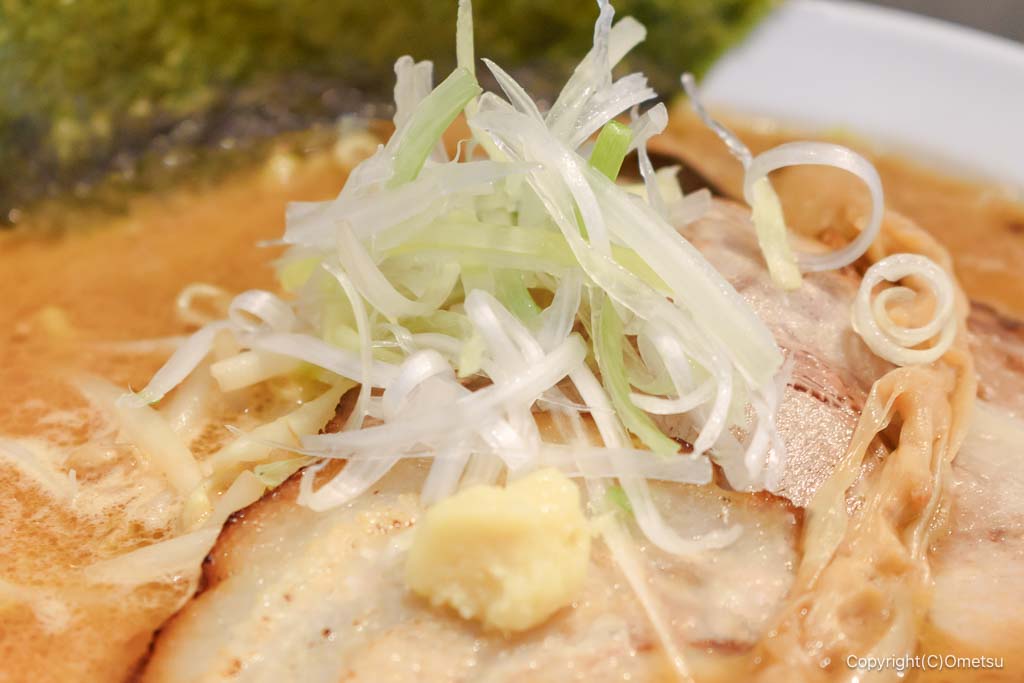 青梅 ○坊本店の、札幌みそラーメンのネギ