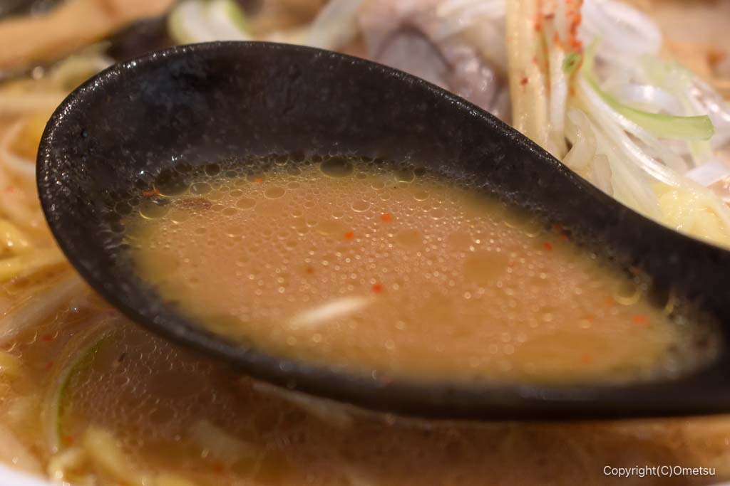 青梅 ○坊本店の、札幌みそラーメンのスープ