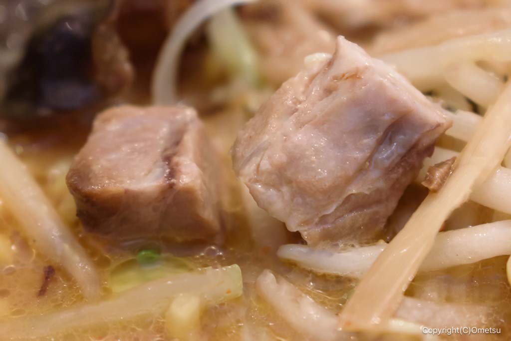 青梅 ○坊本店の、札幌みそラーメンの、角切りチャーシュー