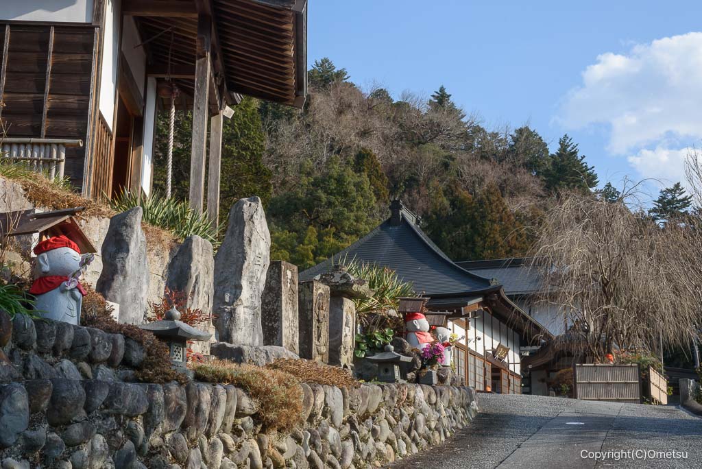 日の出町・岩井院の参道