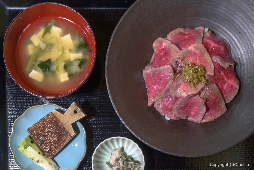 青梅市・御岳渓谷の、隼の、ローストビーフ丼