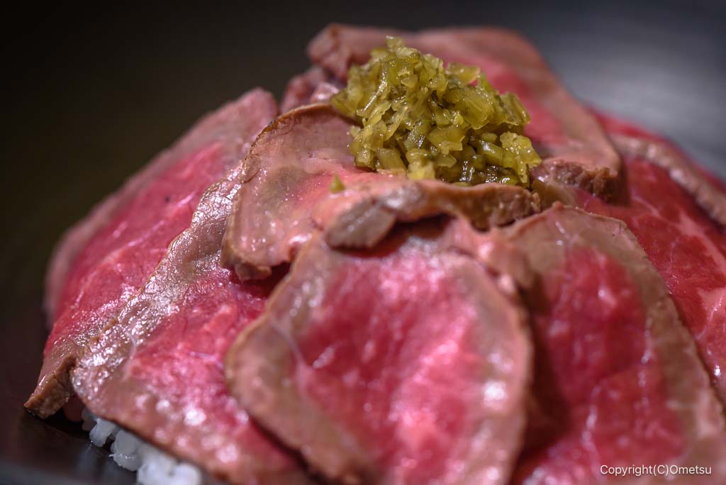 青梅市・御岳渓谷の、隼の、ローストビーフとワサビの茎の醤油漬け